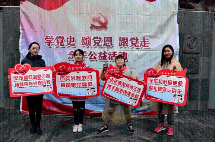 白色针织上衣清纯淡雅，活泼可爱又减龄，你喜欢吗？游戏画面