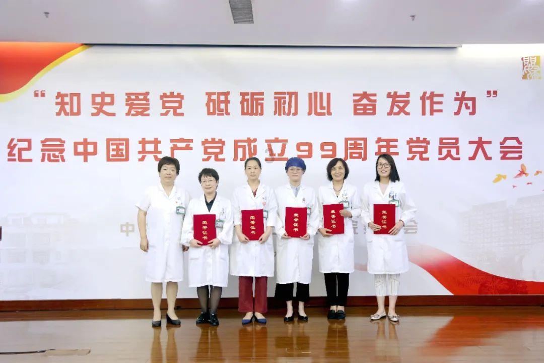 老奶奶街边卖“叫花肉”,一份60路人嫌贵又嫌脏,被识货大叔买光
